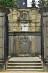 Armoiries à l'entrée des escaliers en gradins au domaine de l'abbaye de la Cambre à Bruxelles
