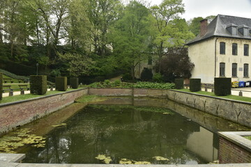 Fototapeta na wymiar Pièce d'eau romantique sous la végétation bucolique à l'abbaye de la Cambre à Bruxelles 