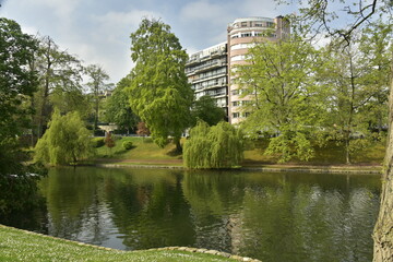 Immeubles à appartements derrière la végétation luxuriante des Etangs d'Ixelles dans l'une des zones résidentielles de Bruxelles