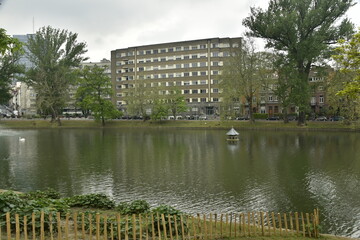 L'un des Etangs d'Ixelles sous un ciel maussade et brumeux dans l'une des zones résidentielles de...