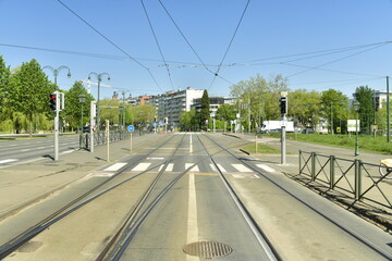 Fototapeta na wymiar Rails de tram à l'avenue de Tervuren à Woluwe-St-Pierre 