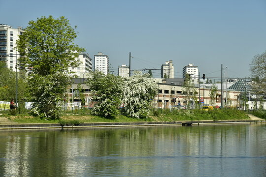L'&eacute;tang du parc Malou &agrave; proximit&eacute; des parking sdu Woluwe-Shopping-Center et les H.L.M. de la cit&eacute; de Roodebeek &agrave; l'est de Bruxelles 