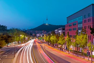 Papier Peint photo Lavable Séoul Trafic du 08 juin 2019 à la ville d& 39 itaewon de Séoul et à la tour de Séoul en Corée du Sud.