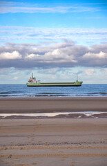 Obraz premium ship near the beach