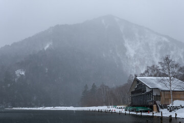 栃木県日光市 雪の降る日光湯元温泉 湯ノ湖