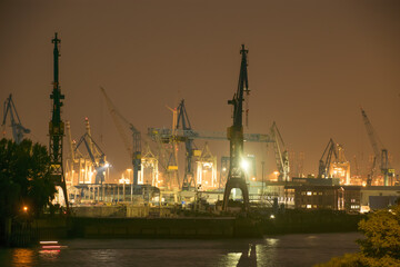 Schiffswerft im Hafen bei Nacht