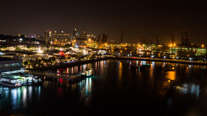 Obraz na płótnie Canvas Der Hafen von Singapur bei Nacht