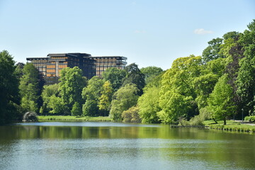 L'étang du parc Tenreuken entouré de végétation luxuriante à Proximité d'un immeuble de...