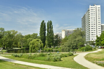 Le parc d'Anderlecht avec ses chemins ,sa végétation luxuriante ,ses étangs à proximité de la plus grande cité de la Région de Bruxelles Capitale comprenant H.L.M et co-propriétés 