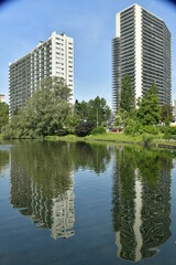 Fototapeta na wymiar Les deux plus imposantes tour de la cité Jules Vives se reflétant dans les eaux de l'étang d'Anderlecht 