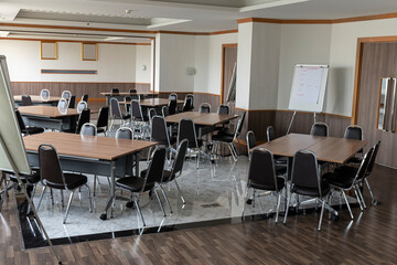 Table workshop group in seminar room.
