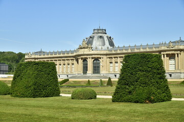 Le Jardin Français avec ses allées ,pelouses et haies parfois en cone devant l'imposant Musée...