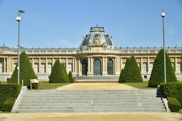 Fototapeta premium L'escalier en plusieurs volées en pierres bleues traversant le jardin français vers l'imposant Musée National de l'Afrique Centrale au parc de Tervuren 