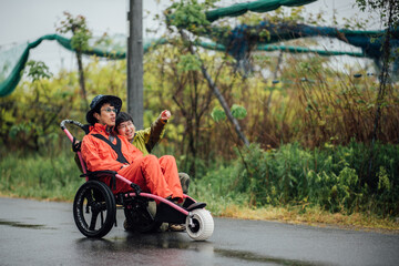 【視覚障害】【白杖】（男性、友人）ソロキャンプ　車椅子