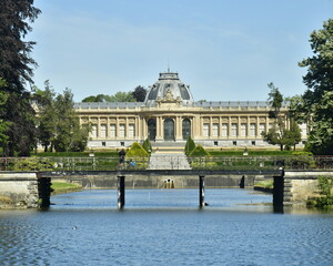Fototapeta na wymiar L'imposant Musée National de l'Afrique Centrale avec son Jardin Français et sa grande pièce d'eau dans un cadre majestueux du parc de Tervuren à l'est de Bruxelles 
