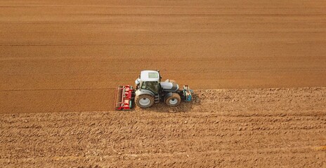 Traktor mit Gruber auf einem Acker, Ackerbau aus der Vogelperspektive, Landwirtschaft