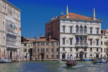 Fototapeta na wymiar facades facing blue clean waters of busy grand canal of Venice
