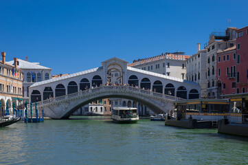 Fototapeta na wymiar gondola passing under Venice bridge Ponte di Realto