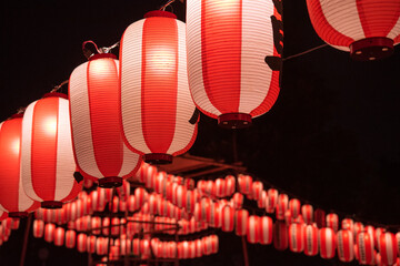 Illuminated Japanese red festival paper lanterns at night　夏祭りの赤い提灯 夜景 - obrazy, fototapety, plakaty