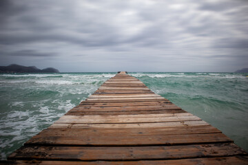 Fototapeta premium Muelle de madera, Platja de Muro, Playa de Muro, Mallorca, Espanha