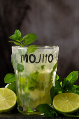 mojito cocktail con lime e menta