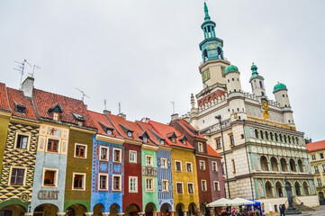 Obraz premium POZNAN, POLAND, 27 AUGUST 2018: Colorful houses and the town hall of the Old Market Square