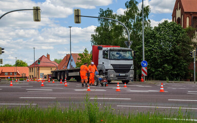 Fahrbahnmarkierung auf der Kreuzung