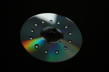 Płyta CD z kroplami wody - obrazy, fototapety, plakaty