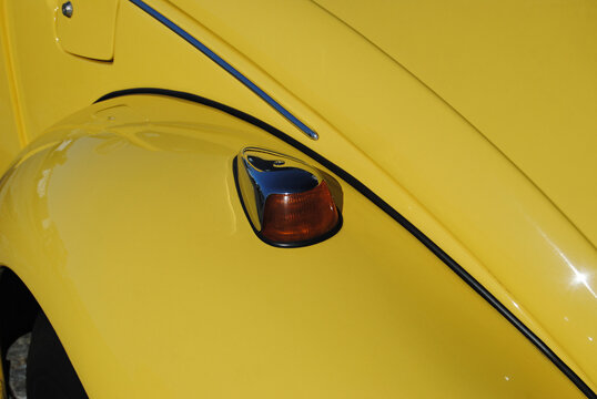 Guarda-lamas com luz de pisca de um carro amarelo modelo Carocha