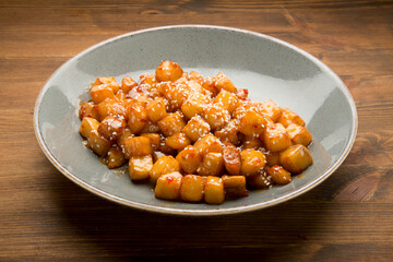 Butter fried potatos with sweet chili and roasted sesame.