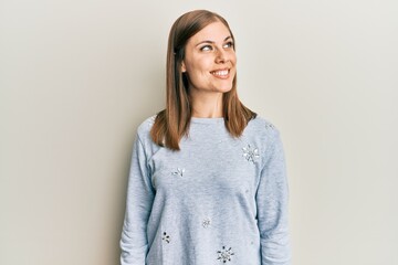 Obraz premium Beautiful caucasian woman wearing casual clothes looking away to side with smile on face, natural expression. laughing confident.