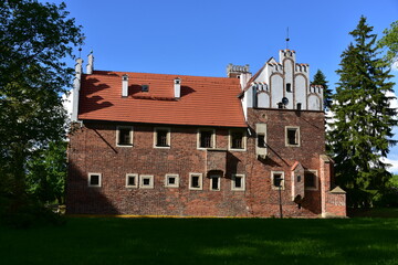 Zamek na Wodzie w Wojanowicach na Dolnym Śląsku,