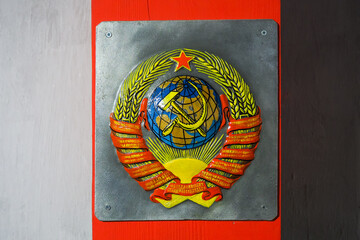 The image of the coat of arms of the Soviet Union on the wall - 435138935