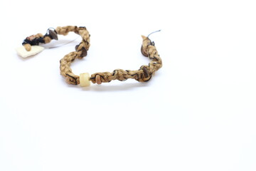 動物の素材で作るブレスレット