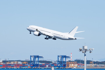 青空を背景に羽田空港を離陸する飛行機
