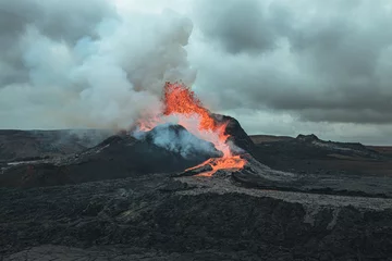 Fotobehang Gigantische vulkaanuitbarsting met enorme lava-uitbarstingen in IJsland © Veniamin