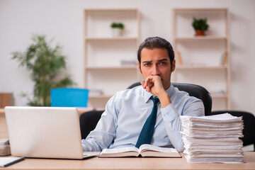 Obraz premium Young male employee unhappy with excessive work
