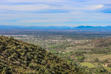 Fototapeta premium Espagne - Costa Brava - Vue sur les Pyrénées de la route entre Rosas et Cadaques