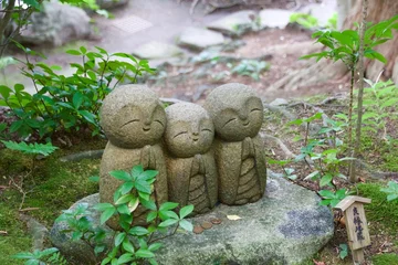 Papier Peint photo Lieu de culte De petites statues de Bouddha alignées dans le jardin d& 39 un temple bouddhiste à Kamakura au Japon.