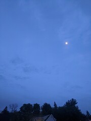 NUAGE, CIEL. LUNE