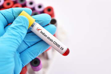 Obraz premium Indian strain COVID-19, blood sample tube positive with Indian strain COVID-19 virus 