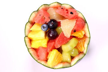 スイカボウルに盛ったカットフルーツ