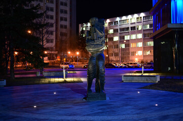 Obraz premium City at night in lights on the background of the building