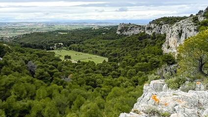 Massif de La Clape, vue sur le vignoble et les lointains en contrebas