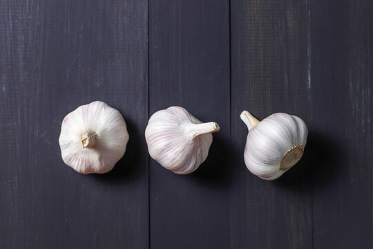 Garlic cloves and garlic bulbs.