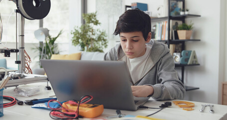 Creative boy learning science and technology at home © stokkete