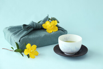 風呂敷包みとヒペリカムの花と日本茶