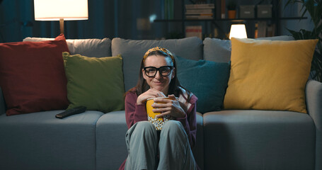 Obraz premium Cheerful woman watching her favorite series
