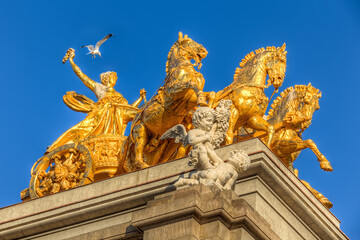 Fototapeta na wymiar Gold Aurora statue Barcelona and seagull