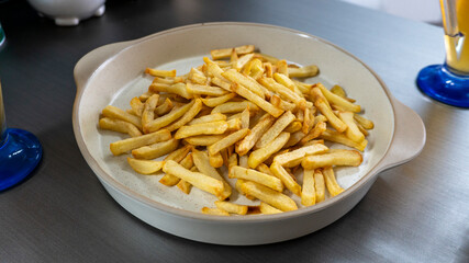 접시에 담긴 감자튀김 요리